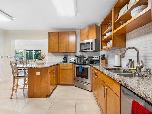 281 SE 3rd Ct, Pompano Beach FL 33060