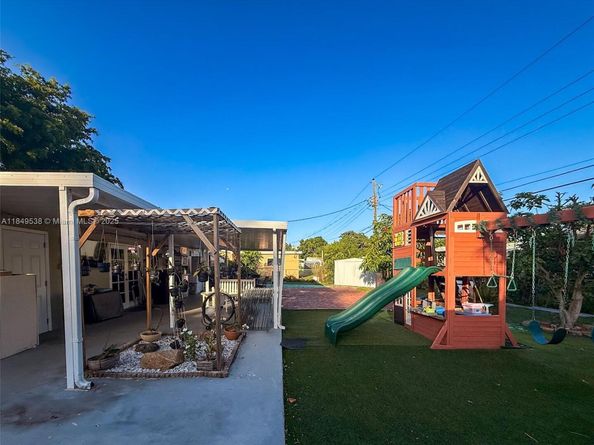 7320 NW 2nd St, Pembroke Pines FL 33024