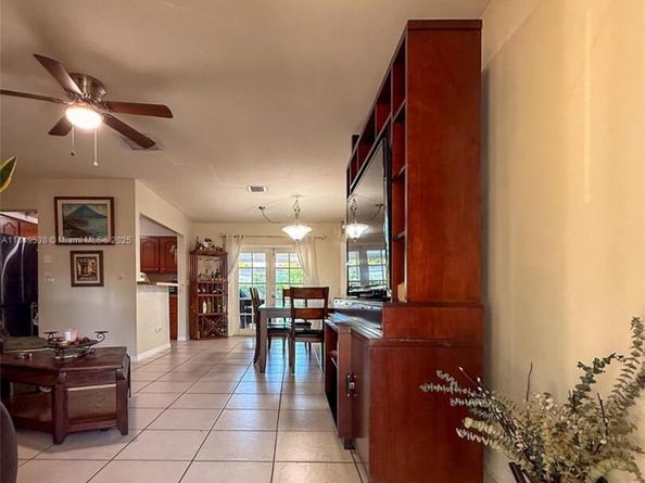 7320 NW 2nd St, Pembroke Pines FL 33024