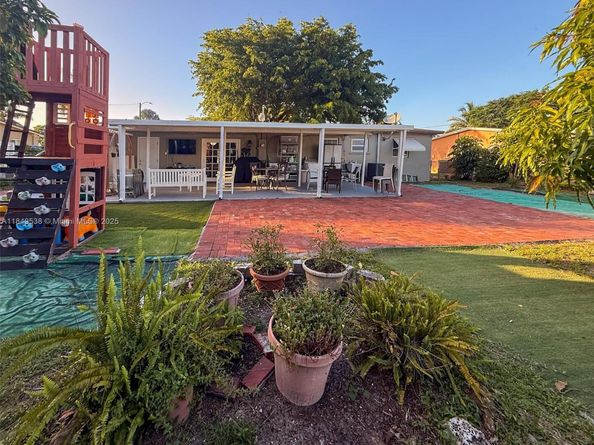 7320 NW 2nd St, Pembroke Pines FL 33024
