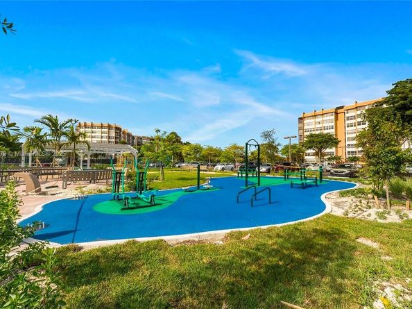900 Saint Charles Pl 316, Pembroke Pines FL 33026