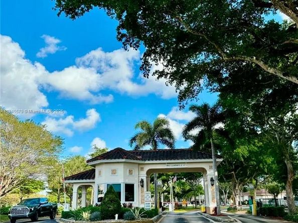 900 Saint Charles Pl 316, Pembroke Pines FL 33026
