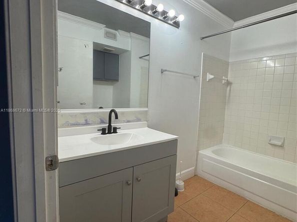 2881 N Oakland Forest Dr 310, Oakland Park FL 33309