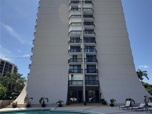 2425 Presidential Way 203, West Palm Beach FL 33401