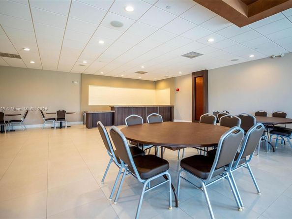 3625 N Country Club Dr 2009, Aventura FL 33180