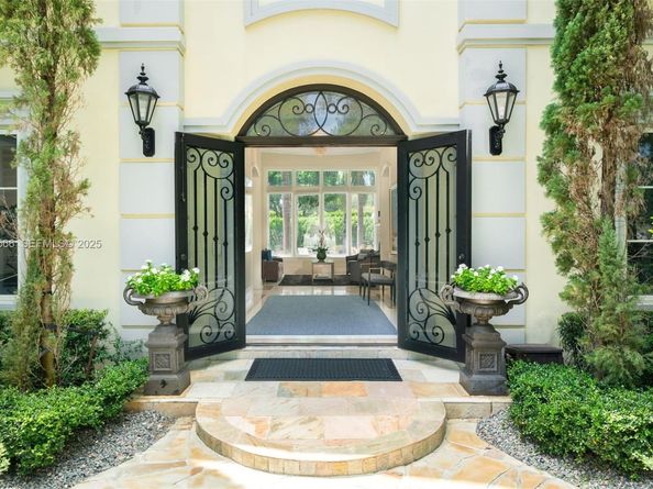 8010 Ponce De Leon Rd, Miami FL 33143