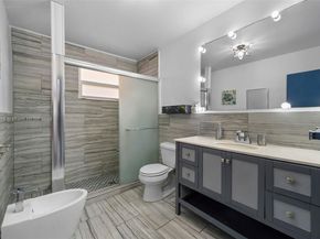 2858 Pine Tree Dr 5, Miami Beach FL 33140