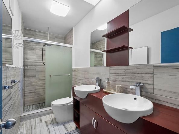 2858 Pine Tree Dr 5, Miami Beach FL 33140