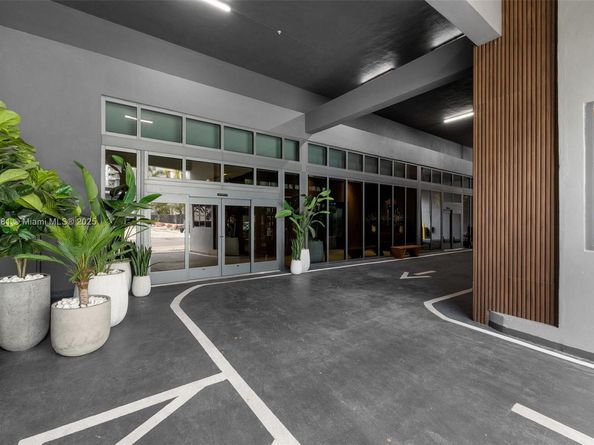 239 SW 9th St 2101, Miami FL 33130