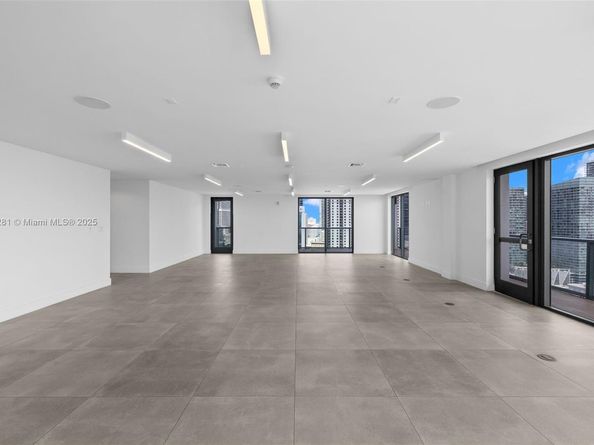 239 SW 9th St 2101, Miami FL 33130