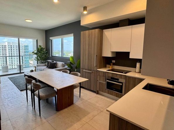 239 SW 9th St 2101, Miami FL 33130