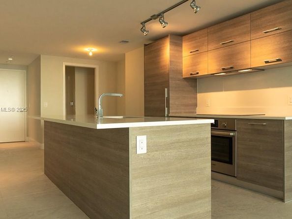650 NE 32nd St 2105, Miami FL 33137