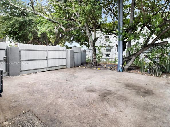 643-645 NE 149th St, Miami FL 33161