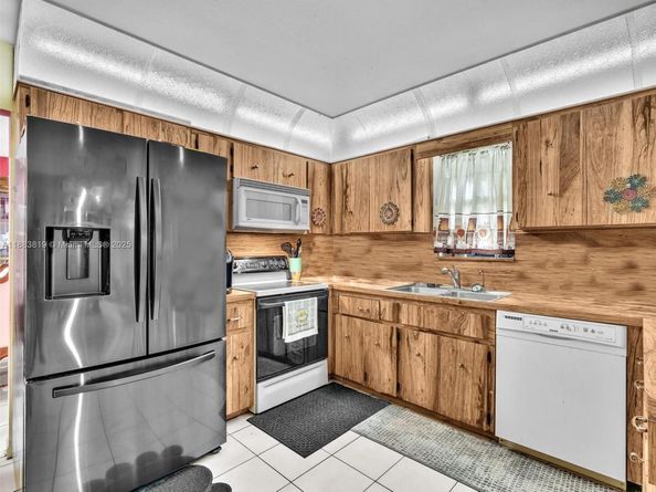 228 SW 5th Ave, Hallandale Beach FL 33009