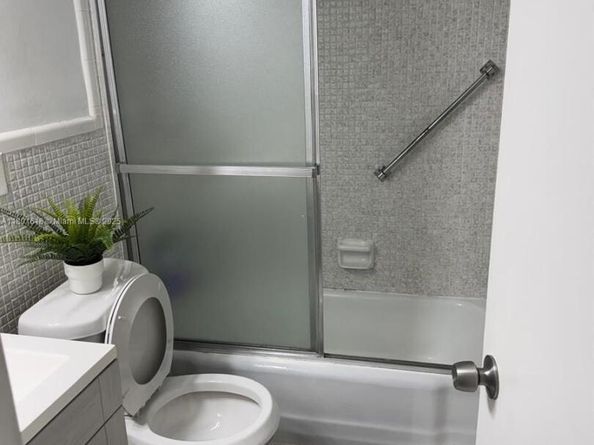 467 Golden Isles Dr 307, Hallandale Beach FL 33009