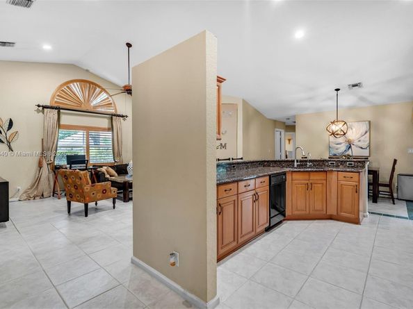 1708 NW 126th Dr, Coral Springs FL 33071