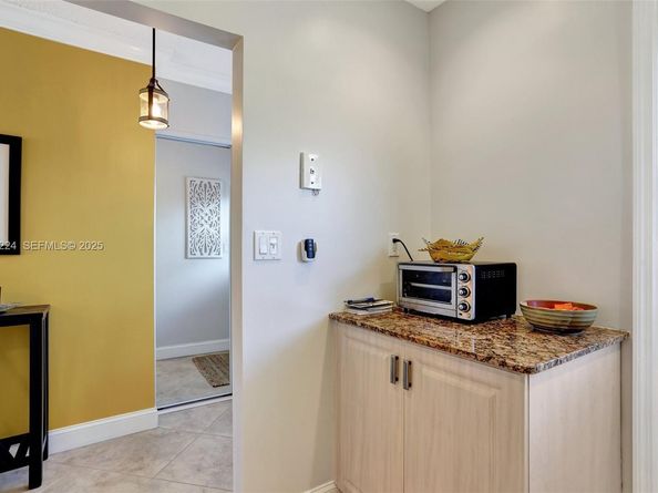 4806 NW 36th St 605, Lauderdale Lakes FL 33319