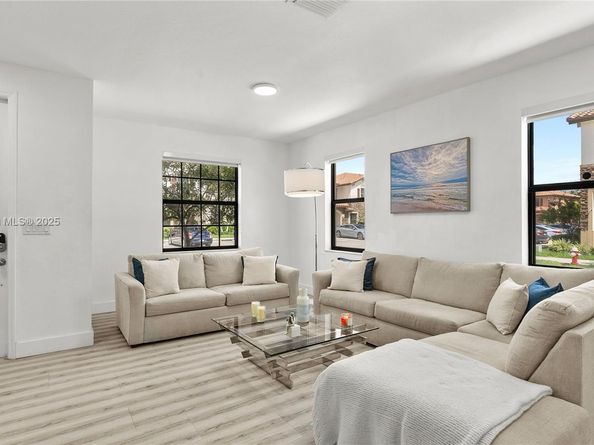 8877 W 35th Ave, Hialeah FL 33018