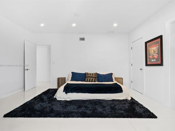 5055 N Bay Rd, Miami Beach FL 33140