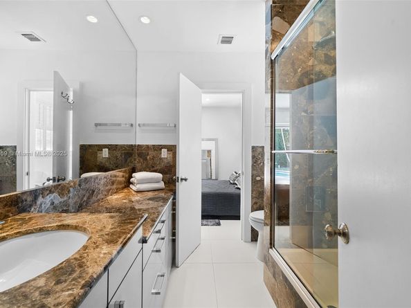 5055 N Bay Rd, Miami Beach FL 33140