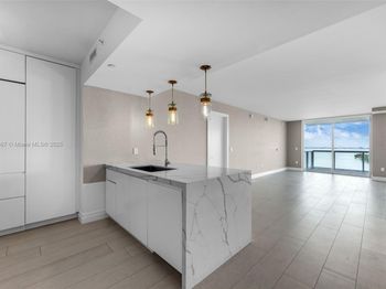 10 Venetian Way