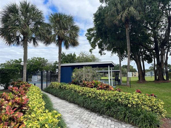 7690 NW 18th St 303, Margate FL 33063