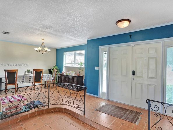 6091 SW 14th St, Plantation FL 33317