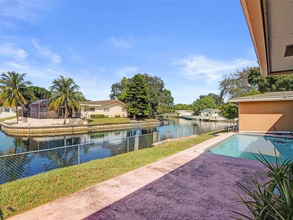 6091 SW 14th St, Plantation FL 33317