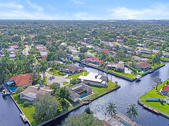 6091 SW 14th St, Plantation FL 33317