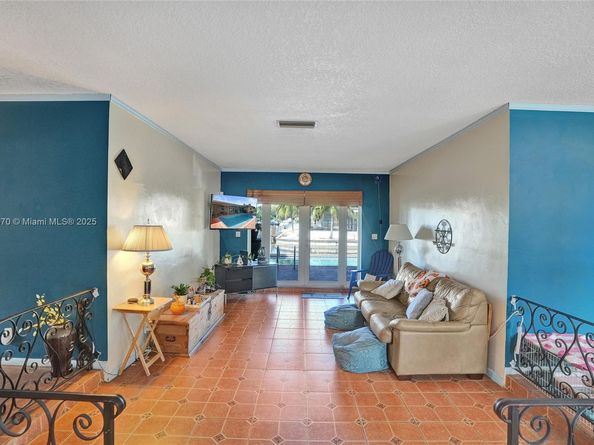 6091 SW 14th St, Plantation FL 33317