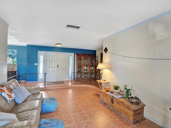 6091 SW 14th St, Plantation FL 33317
