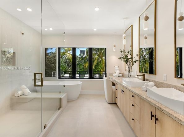 2801 Flamingo Dr, Miami Beach FL 33140