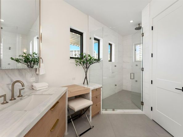 2801 Flamingo Dr, Miami Beach FL 33140