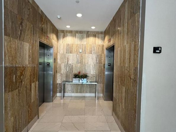 79 SW 12th St 1603S, Miami FL 33130