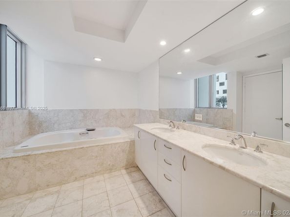 1331 Brickell Bay Dr 208, Miami FL 33131