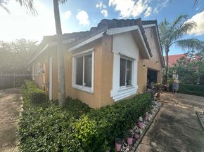 10153 NW 3rd Ct, Plantation FL 33324