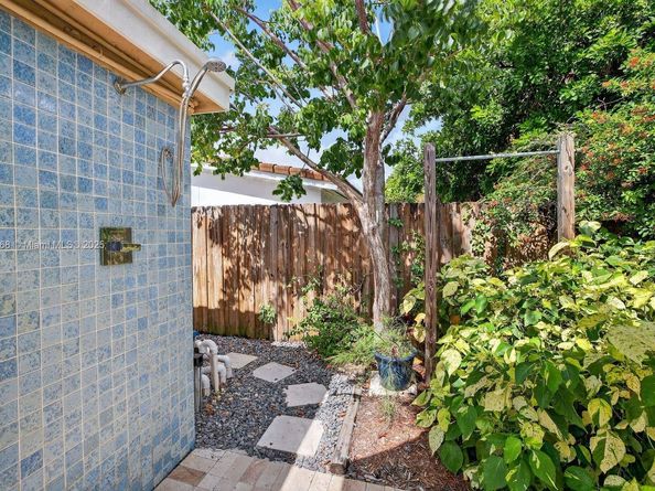 301 NE 48th St, Oakland Park FL 33334