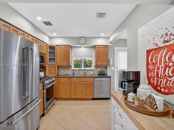 301 NE 48th St, Oakland Park FL 33334
