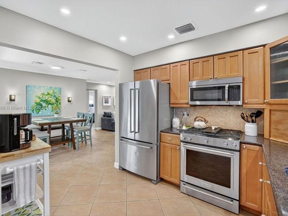 301 NE 48th St, Oakland Park FL 33334