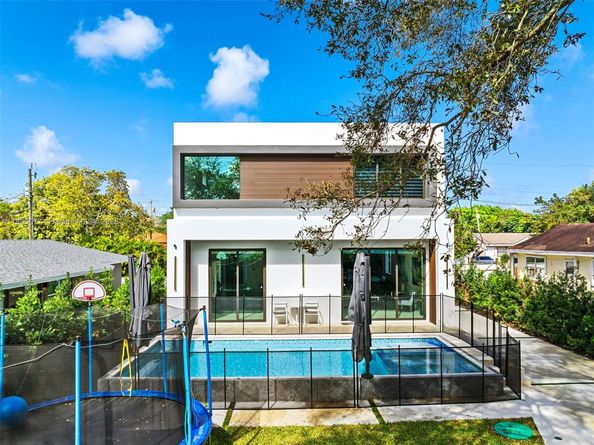 2572 NE 182nd Ter, North Miami Beach FL 33160