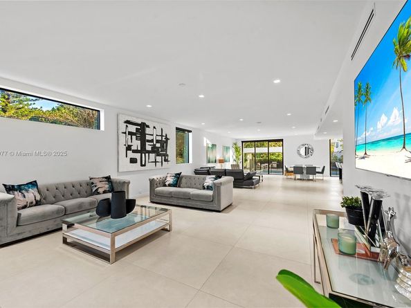 2572 NE 182nd Ter, North Miami Beach FL 33160