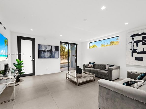 2572 NE 182nd Ter, North Miami Beach FL 33160