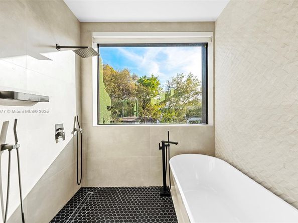 2572 NE 182nd Ter, North Miami Beach FL 33160