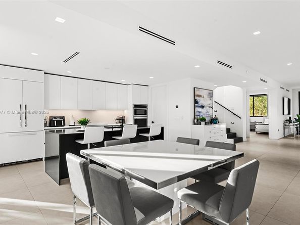 2572 NE 182nd Ter, North Miami Beach FL 33160