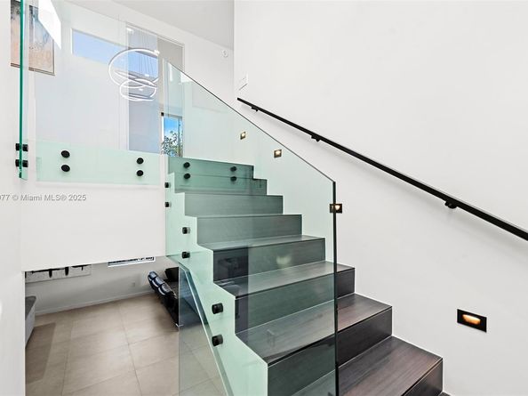2572 NE 182nd Ter, North Miami Beach FL 33160