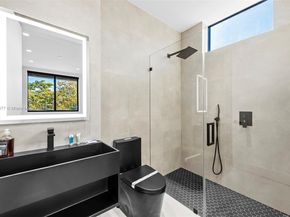 2572 NE 182nd Ter, North Miami Beach FL 33160