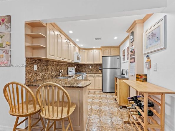 16465 NE 22nd Ave 302, North Miami Beach FL 33160