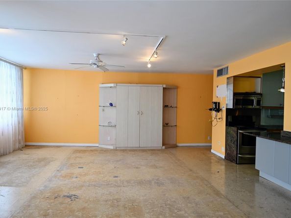 2100 W Sans Souci Blvd E1, North Miami FL 33181