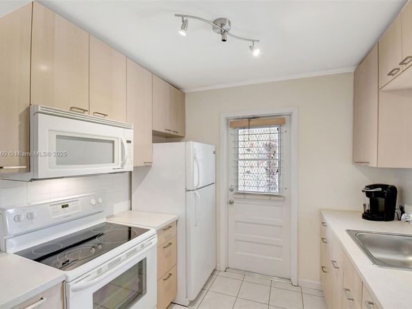 415 NE 2nd St 124, Hallandale Beach FL 33009