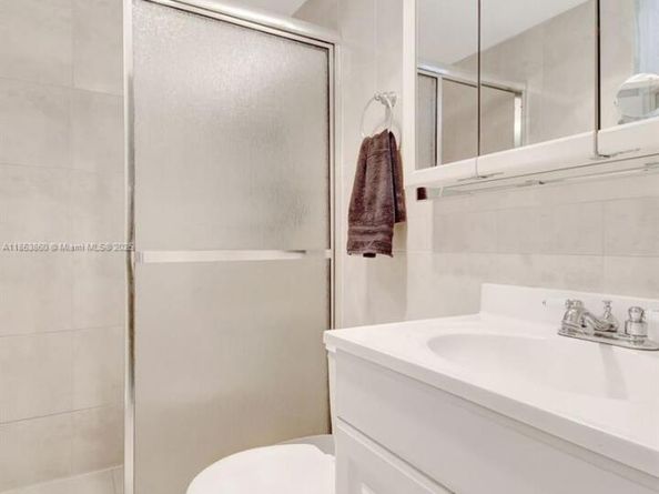 415 NE 2nd St 124, Hallandale Beach FL 33009